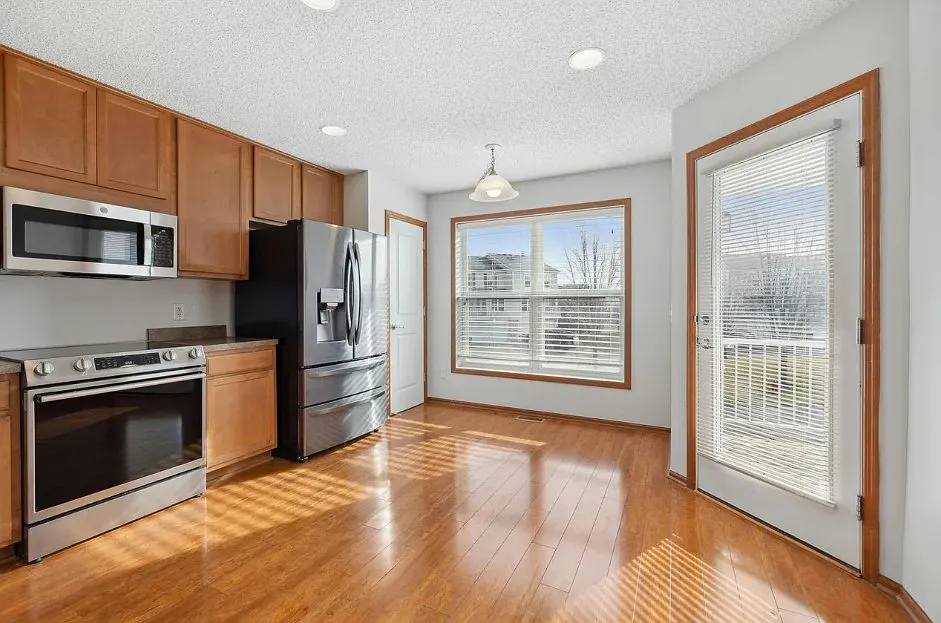 3 bed, 2.5 bath, 1982 sqft, $900 — Photo 3