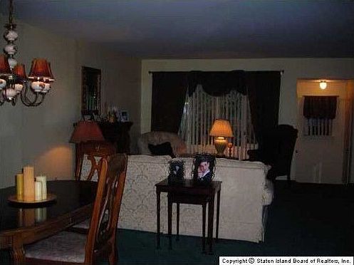 4th image of 901 Travis Ave