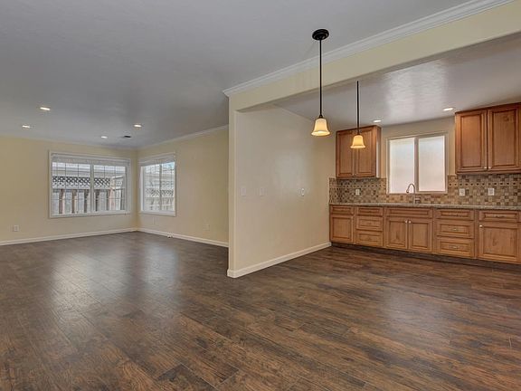 4th image of 944 10th Ave