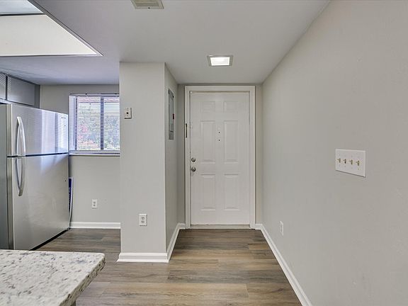 3rd image of 1007 Windsong Cir