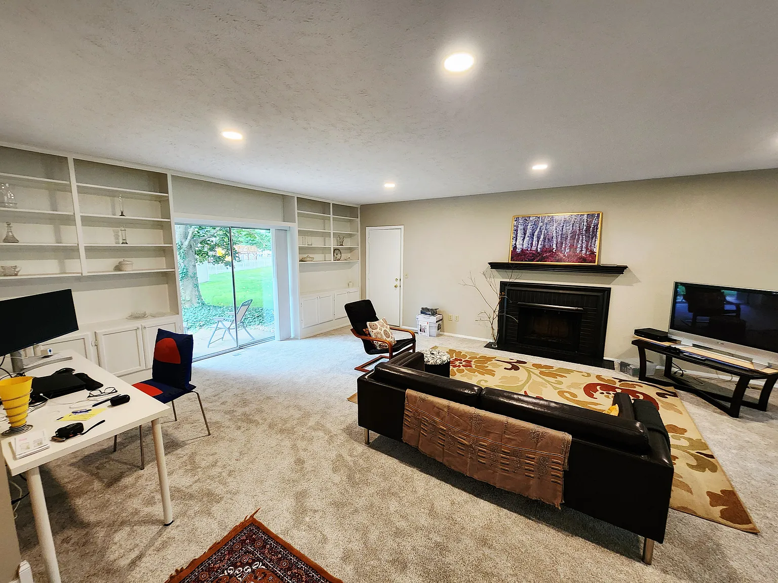 Spacious 3-Bedroom Home Near Notre Dame Cul-de-Sac Living — Photo 2