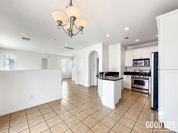 5th image of 810 Harbor Cliff Way Unit 236