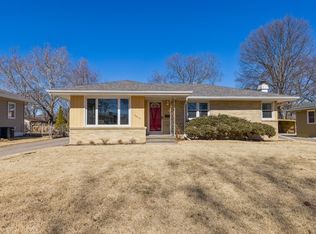 3215 Bel Aire Rd, Des Moines, IA 50310