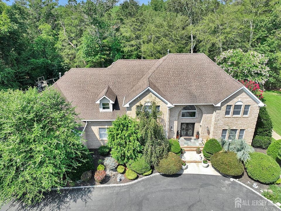 1st image of 3 Greenwich Ct