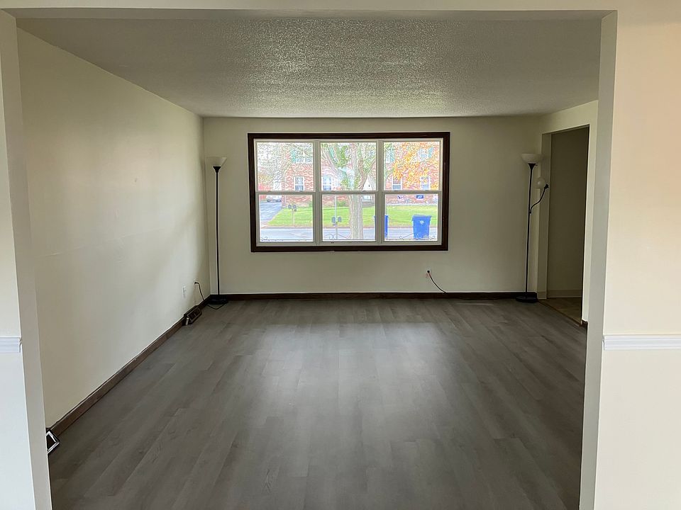 1st image of 148 Fairgreen Dr #2