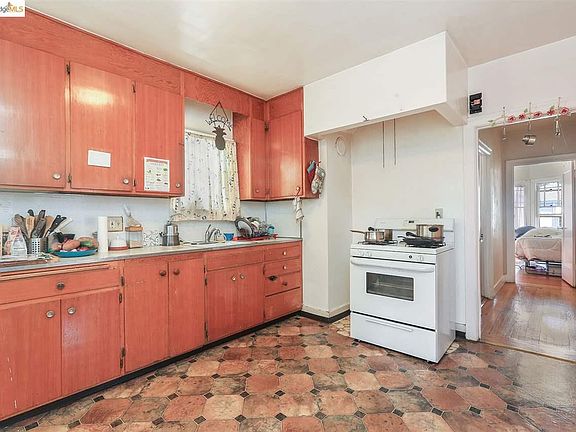 5th image of 637 E 19th St