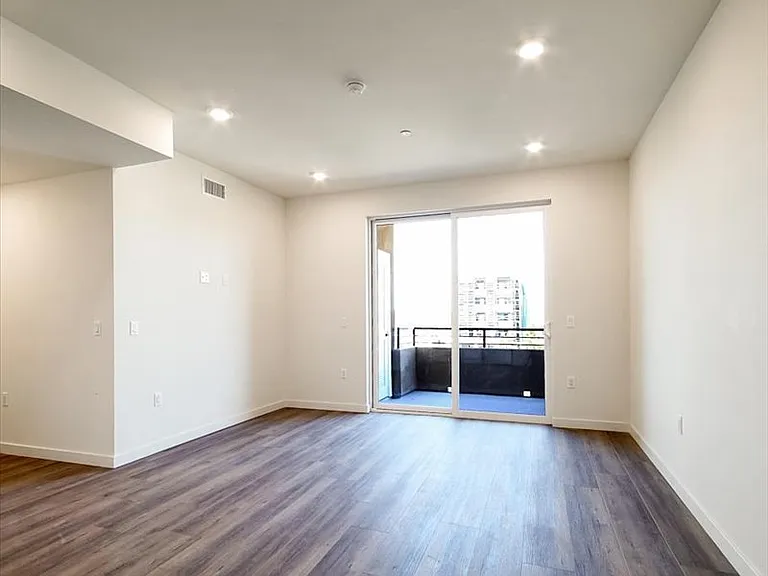 928 S Berendo St #301 — Photo 2