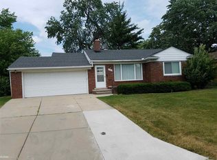 19855 Ida Ln W, Grosse Pointe Woods, MI 48236