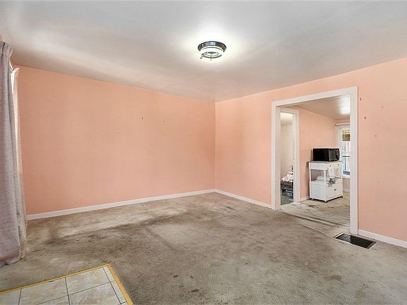 5th image of 210 W Wilkinson St