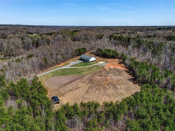 4th image of 1034 Brooks Rd