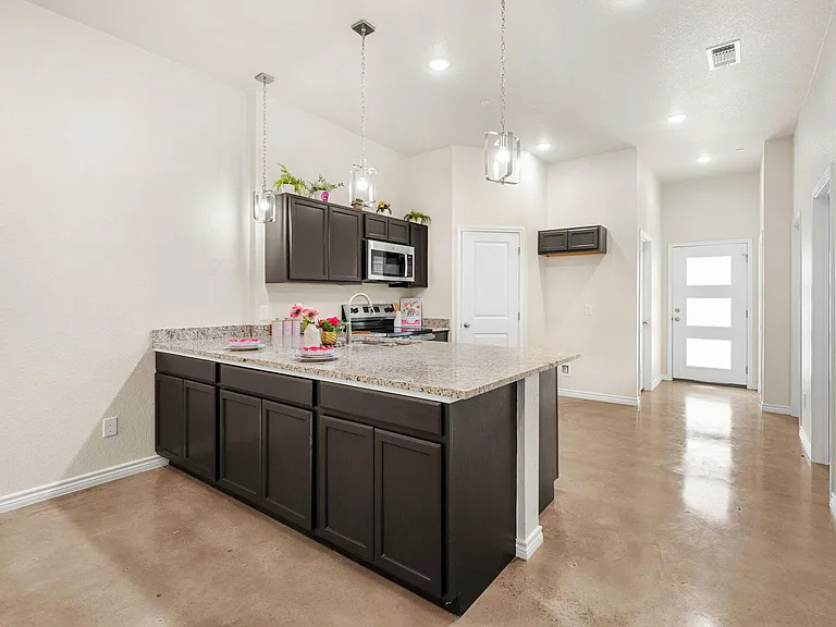 410 W Avenue C — Photo 9