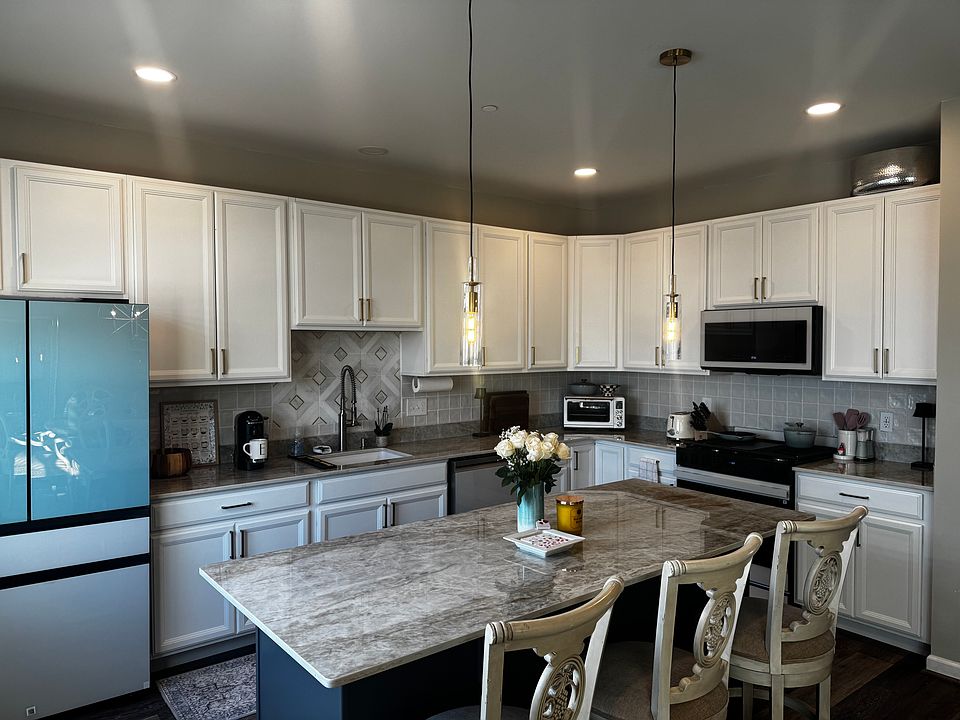 1st image of 210 Scarlet Ln