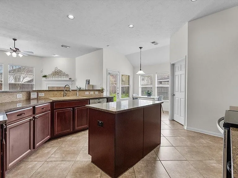 2120 Red Timber Ct — Photo 15