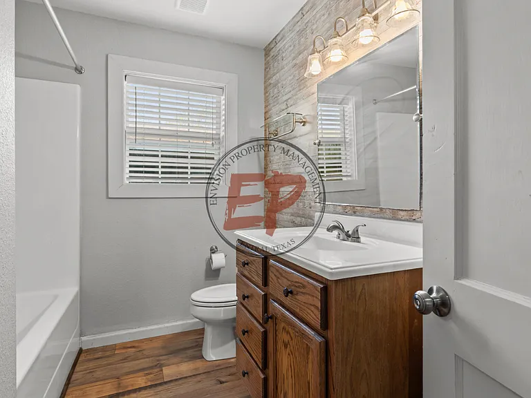 770 W 6th St — Photo 8
