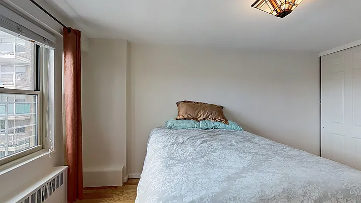 Sold by Thomas Lipovetsky, LREB | media 10