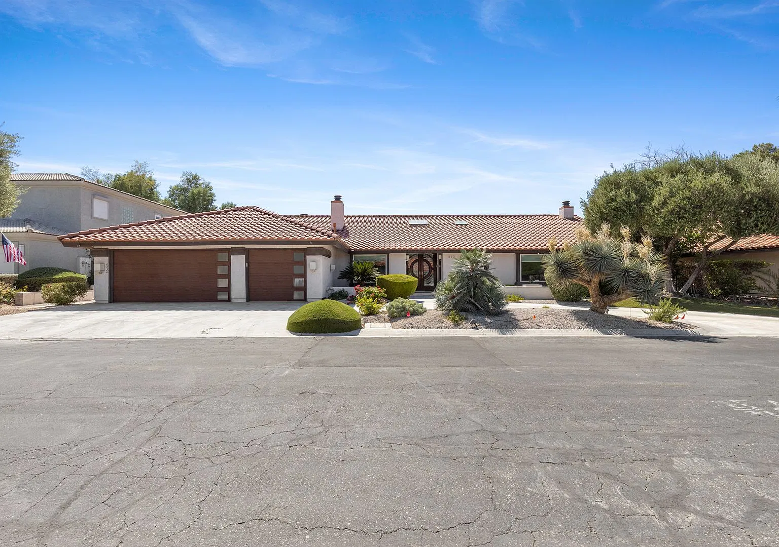 Hard to Find, Single Story Pool and Spa Home — Photo 4