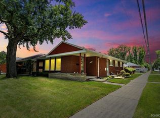 20202 Van Antwerp St, Harper Woods, MI 48225
