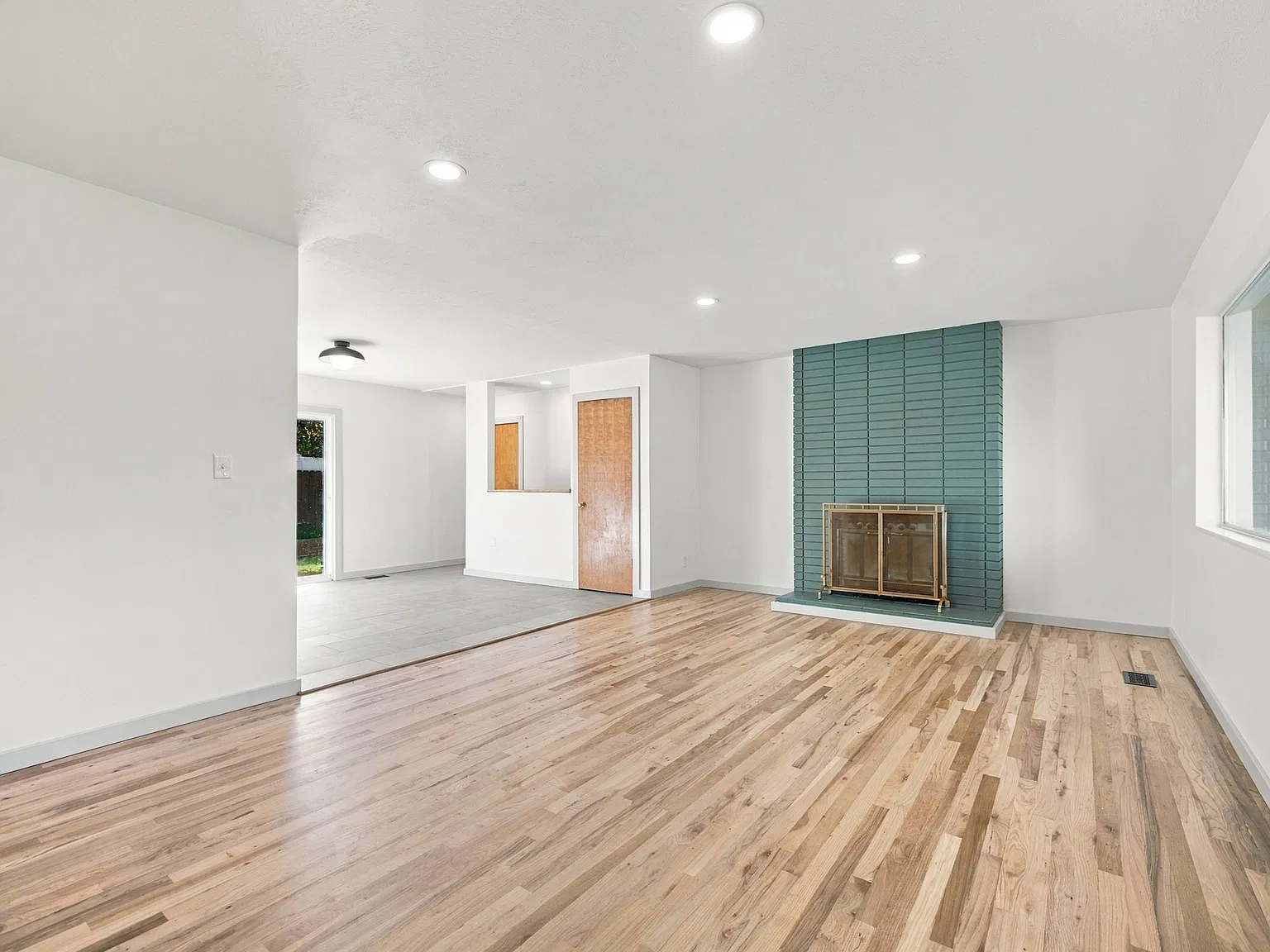 5 bed, 2444 sqft, $2,600 — Photo 2
