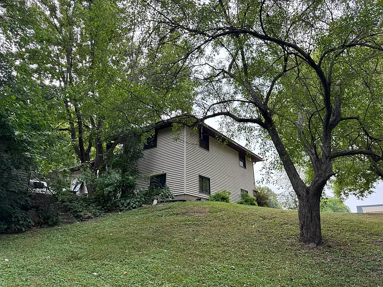179 Grandview Ave W — Photo 38