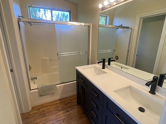3rd image of 920 Laguna Ct