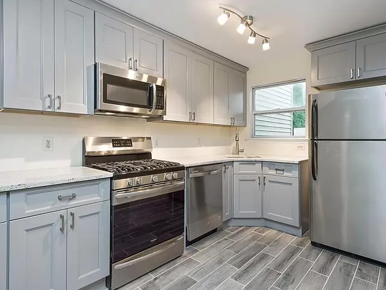 356 Keswick Dr — Photo 1