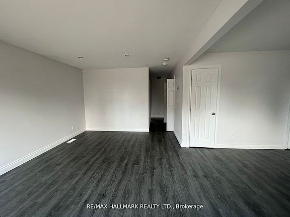 4th image of 261 Wellington St E