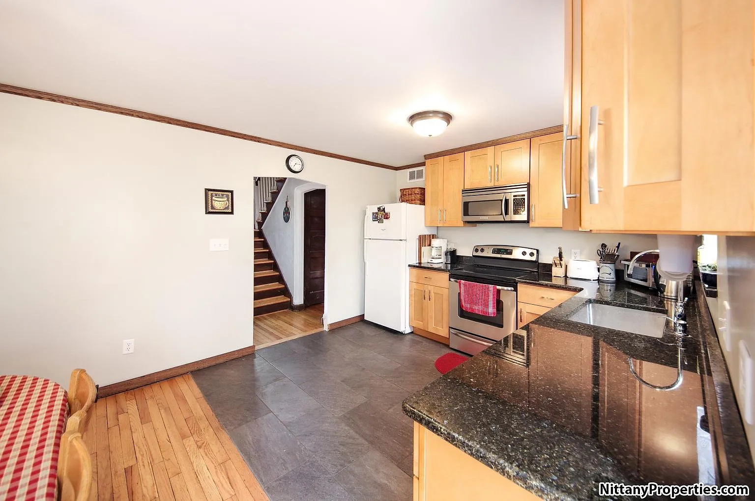 3 bed, 2.5 bath, 1930 sqft, $6,300 — Photo 2