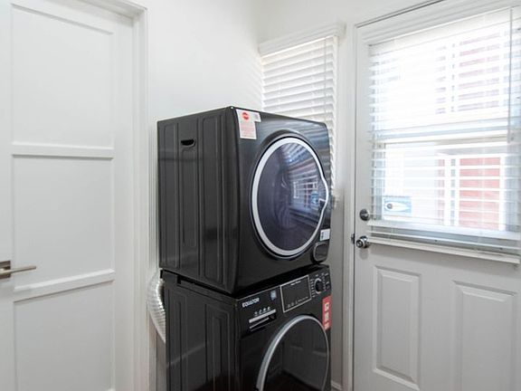 3rd image of 10839 Moorpark St #39