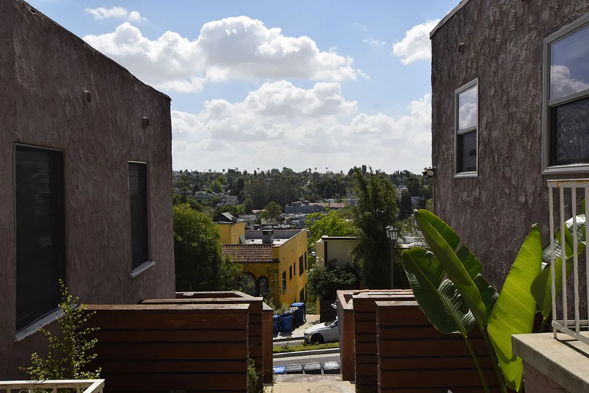 Building Photo - 3265 Descanso Dr
