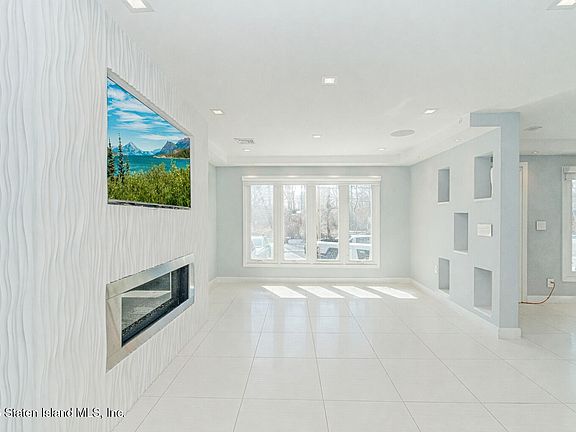 3rd image of 825 Willowbrook Rd