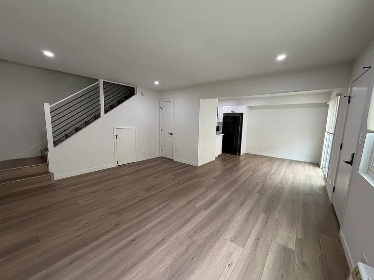 8751 Langdon Ave — Photo 12