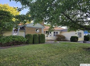 825 Augusta Rd, Carthage, IL 62321