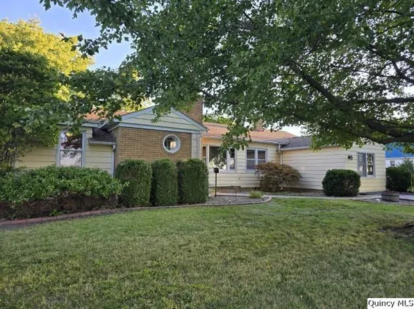 825 Augusta Rd, Carthage, IL 62321