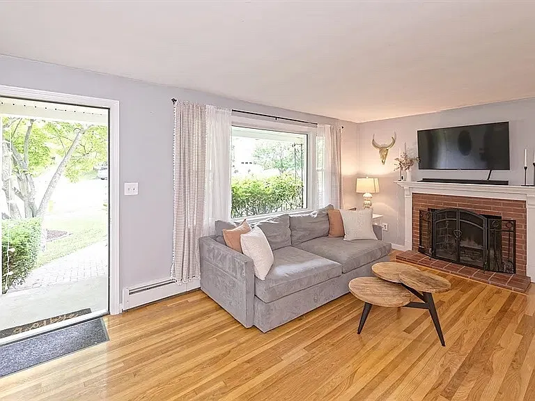 3 bed, 1394 sqft, $2,500 — Photo 2