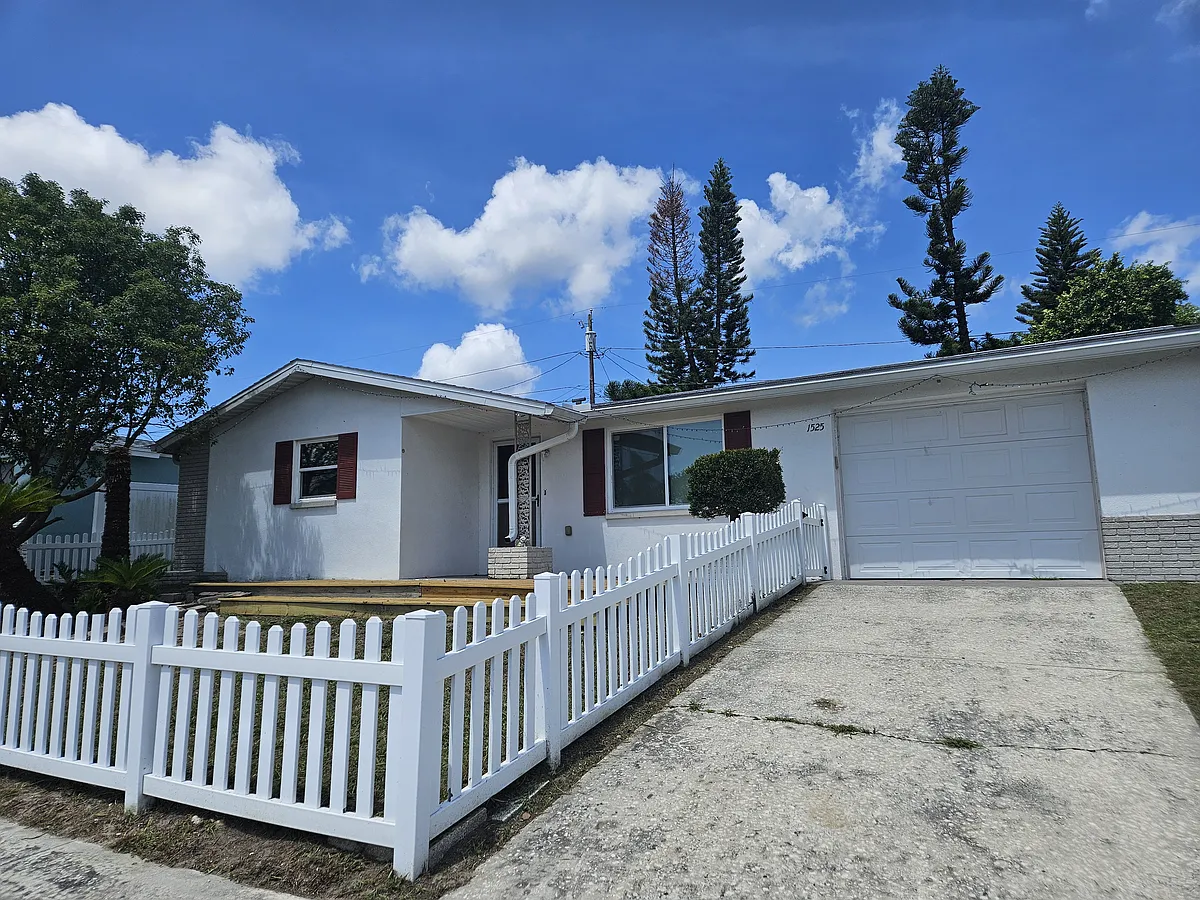 Building Photo - 1525 Plum Tree Rd