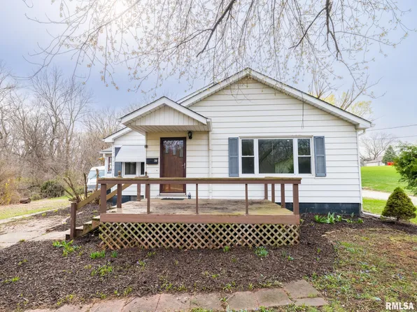 210 S Cone St, Farmington, IL 61531