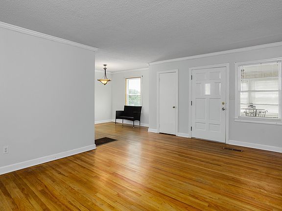 3rd image of 733 Crest St