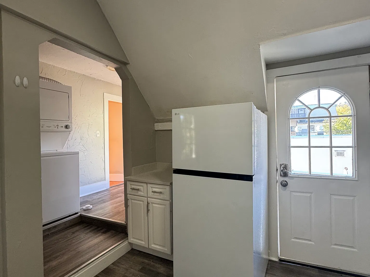 2 bed, 900 sqft, $2,200 — Photo 2