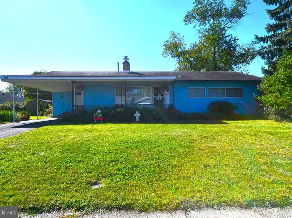 95 Daffodil Ln, Levittown, PA 19055