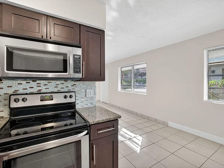 2500 SW 18th Ter #3 — Photo 13