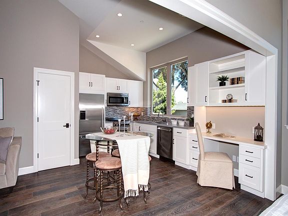 5th image of 343 E Bellevue Ave #B