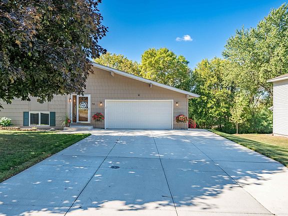 3rd image of 712 W Circle Dr