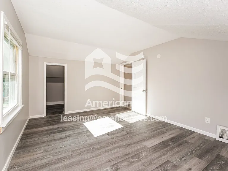 479190_010_main_bedroom_9.jpg
