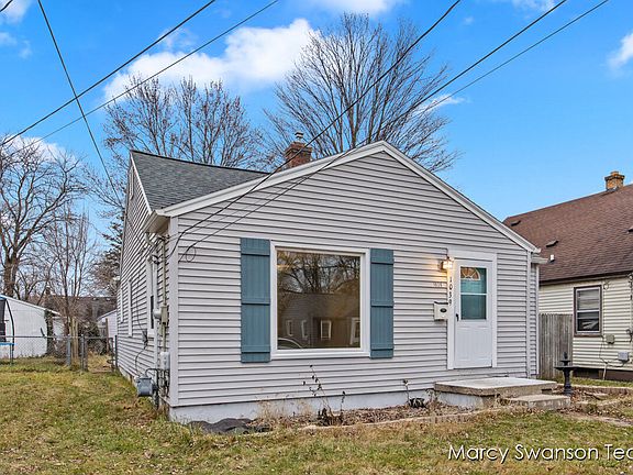 3rd image of 1039 Hoyt St SE