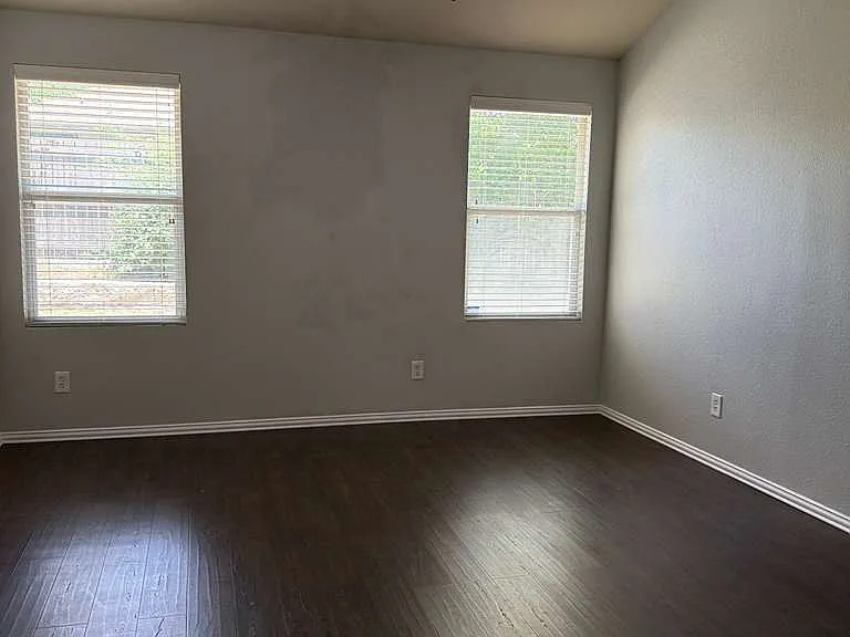 437 Grant Ln — Photo 8