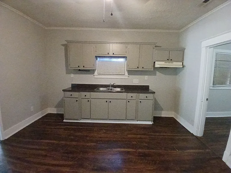 1436 Maplewood St — Photo 4