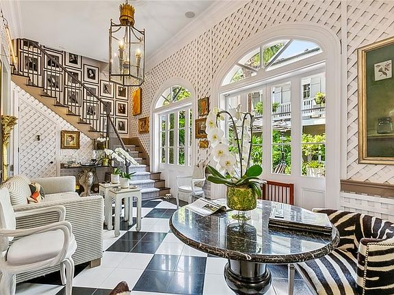 5th image of 541 Burgundy St
