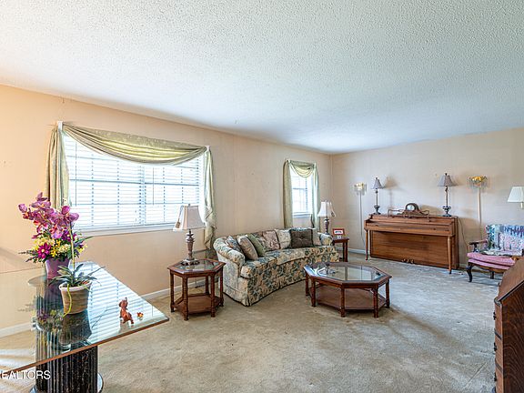 3rd image of 655 Wesley Rd
