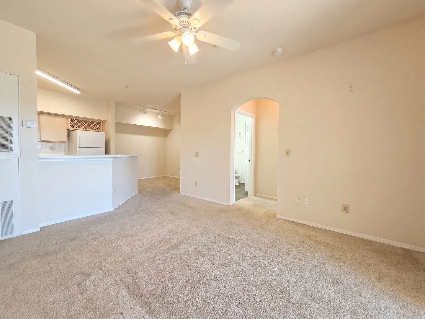1 bed, 1.0 bath, 674 sqft, $1,150 — Photo 2