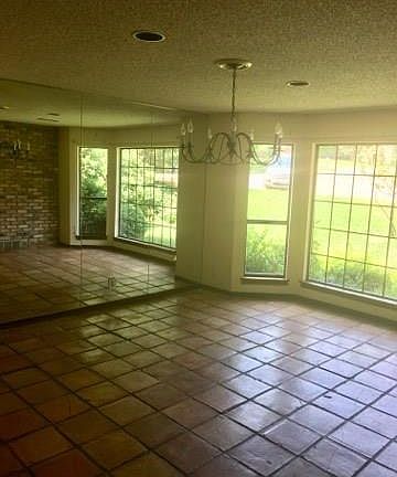 2nd image of 405 Oakmont Ln N